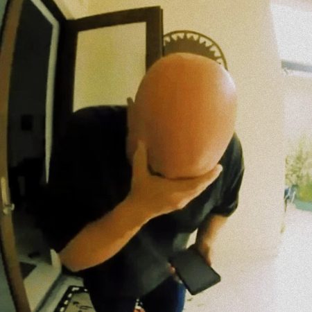 Πατέρας ανακοινώνει στην κάμερα του θυροτηλέφωνου πως σκότwσε τον γιο του