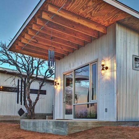 Το όνειρο: 30 χρόνια κολλητοί έχτισαν μια μικρή πόλη για να περάσουν μαζί τη σύνταξή τους