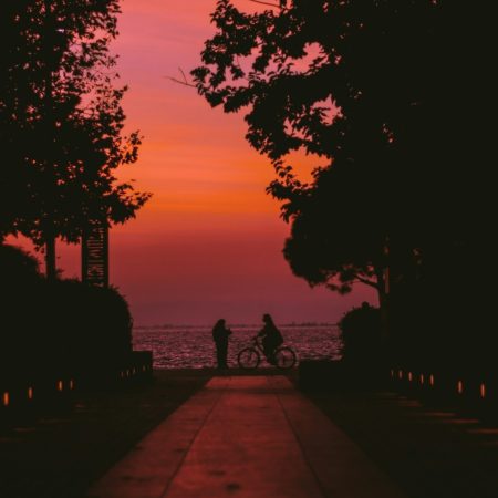 Όλα τα ηλιοβασιλέματα του κόσμου δε φτάνουν αυτό στη Νέα Παραλία της Θεσσαλονίκης