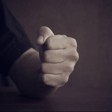 «Του έσπασαν τη μύτη και το κατέγραψαν σε βίντεο διαμοιράζοντας το υλικό»