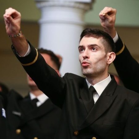 Ορκίστηκε έφεδρος αξιωματικός ο Τεντόγλου (γιατί μπορεί)!