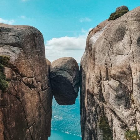 Kjeragbolten: Ένα επικίνδυνο μέρος που διαλέγουν μόνο οι τρελοί κι ερωτευμένοι