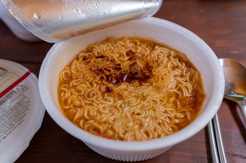 Σου αρέσουν (πολύ) τα instant noodles; Δες γιατί μπορεί να είσαι εργασιομανής!