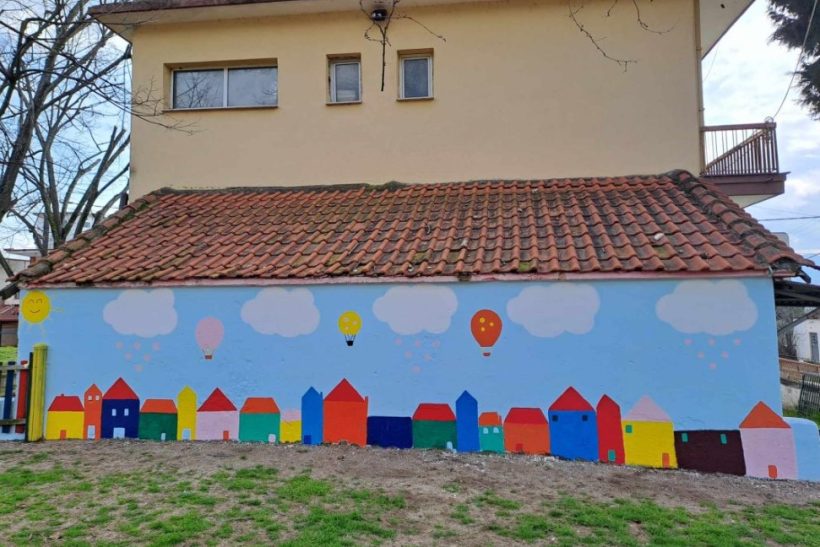 Στο Νεοχώρι Σερρών μαμάδες με παιδιά έβαψαν τα πάρκα με πανέμορφα χρώματα!