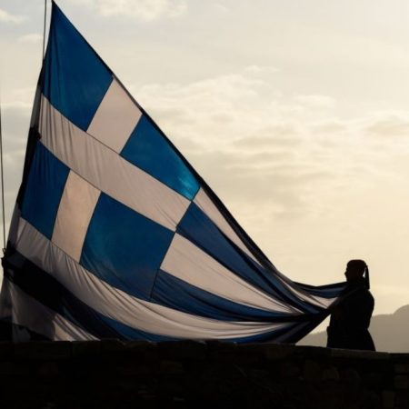 Με όλες τις τιμές έγινε η έπαρση της σημαίας στον Ιερό Βράχο της Ακρόπολης