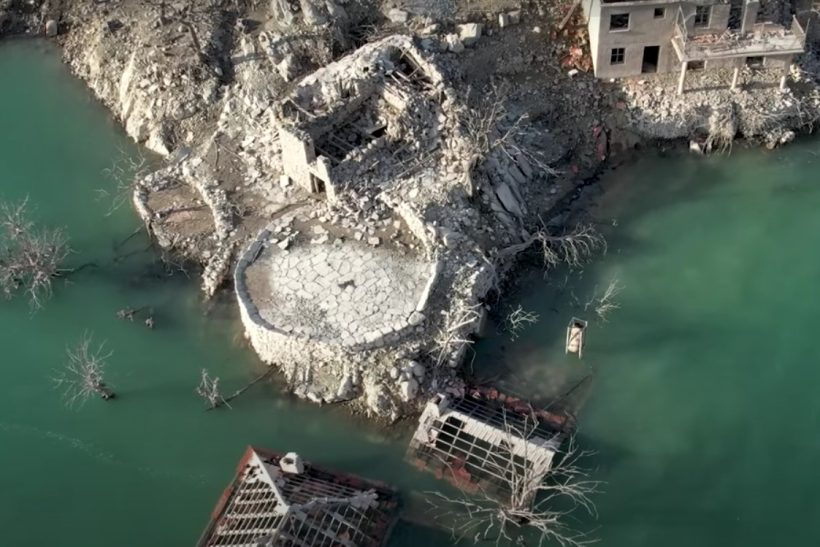 Καλαθέικα: Εμφανίστηκε μετά από 32 χρόνια ένα χωριό που θάφτηκε στο νερό!