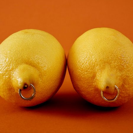 8 tips για να παίξεις στο κρεβάτι με το γυναικείο στhθος