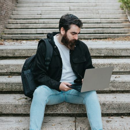 Μέχρι ν' αποκτήσουμε τη δουλειά των ονείρων μας καλουπωνόμαστε σε κοινωνικά στερεότυπα