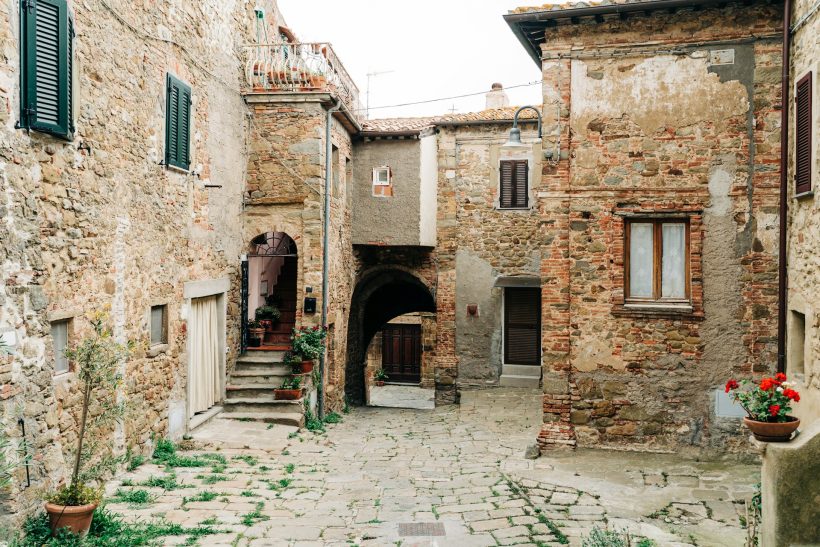 Στην Ιταλία υπάρχουν χωριά που σου δίνουν σπίτι με 1€ αρκεί να θες να το φτιάξεις