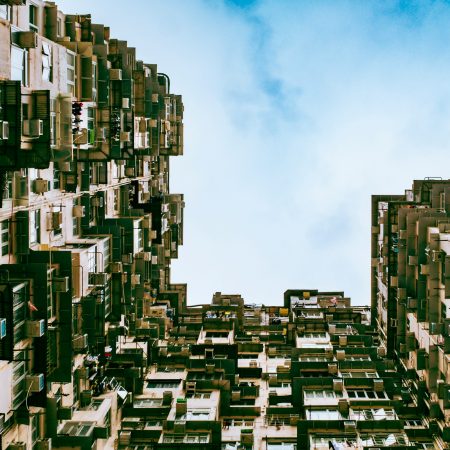 Υπάρχει ένα κτίριο στο Χονγκ Κονγκ σαν από ταινία στο οποίο ζουν 10.000 άνθρωποι