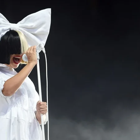 Η Sia Furler τάραξε τα νερά της δισκογραφίας μόνο με μία περούκα και το ταλέντο της