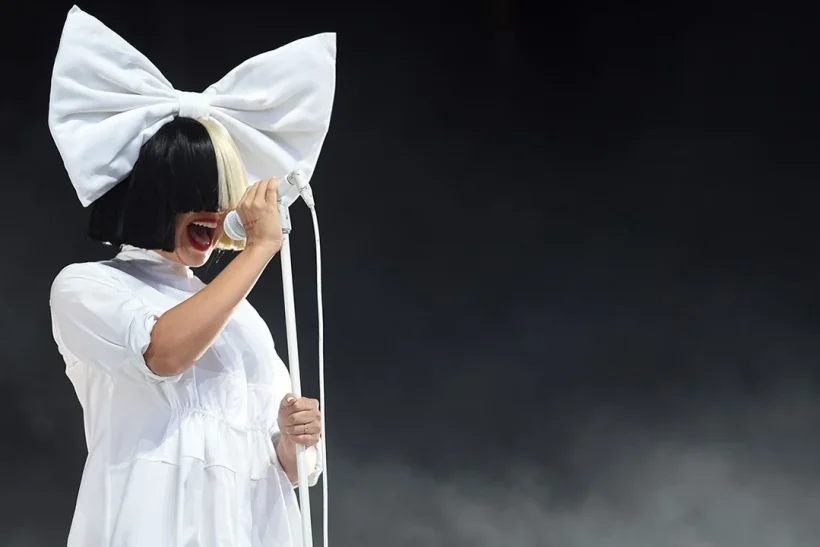 Η Sia Furler τάραξε τα νερά της δισκογραφίας μόνο με μία περούκα και το ταλέντο της