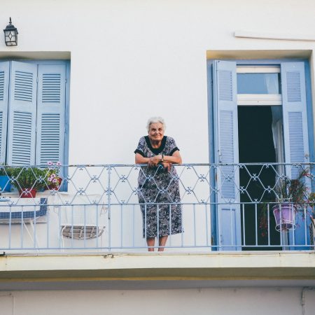 Παγκόσμια ημέρα γιαγιάς και γράψαμε 10 πράγματα που πάντα θα τη θυμίζουν