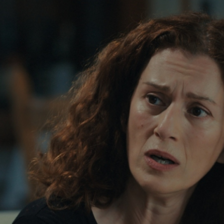 Υποκλινόμαστε στην κραυγή της Φυρογένη ως Χάιδω στη «γη της ελιάς»