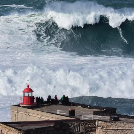 Σέρφερ καταφέρνει να δαμάσει κύμα ύψους 28,57 μέτρων στο Ναζαρέ της Πορτογαλίας