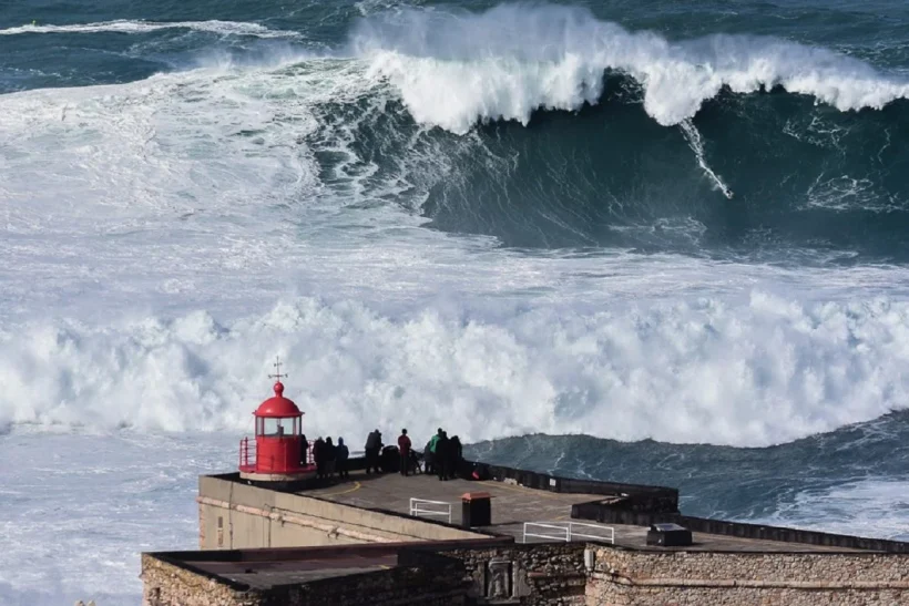 Σέρφερ καταφέρνει να δαμάσει κύμα ύψους 28,57 μέτρων στο Ναζαρέ της Πορτογαλίας