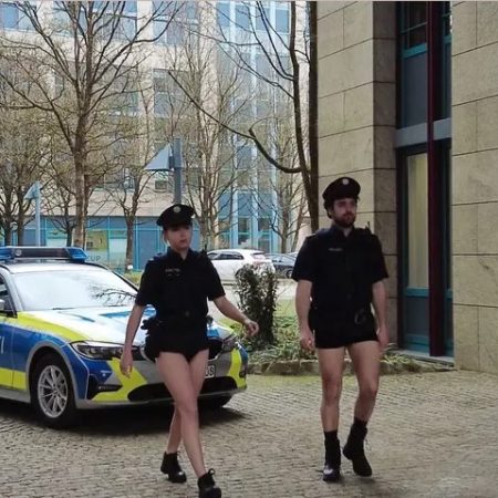 Video δείχνει αστυνομικούς με το βρaκί γιατί δεν υπάρχουν αρκετές στολές!