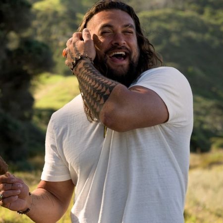 Ο Jason Momoa τρώει παγωτό και μας καψώνει πριν μπει το καλοκαίρι