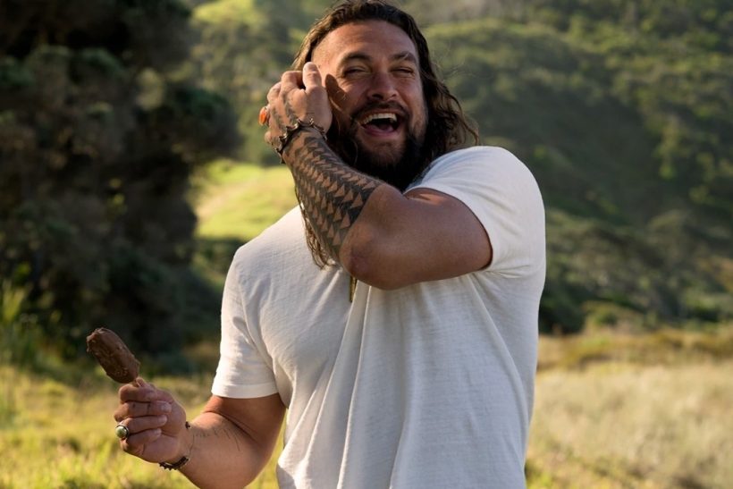 Ο Jason Momoa τρώει παγωτό και μας καψώνει πριν μπει το καλοκαίρι