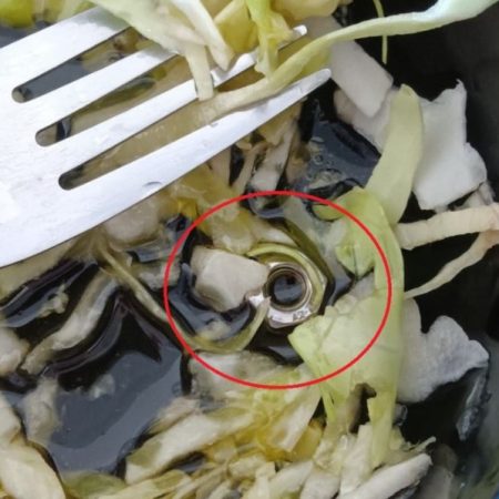 Παξιμάδι βίδας αντί για ντάκο βρήκε φοιτητής σε σαλάτα της λέσχης στα Χανιά