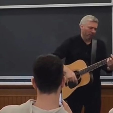 Ο Αλκίνοος Ιωαννίδης τραγουδάει τον Προσκυνητή μέσα στο Columbia