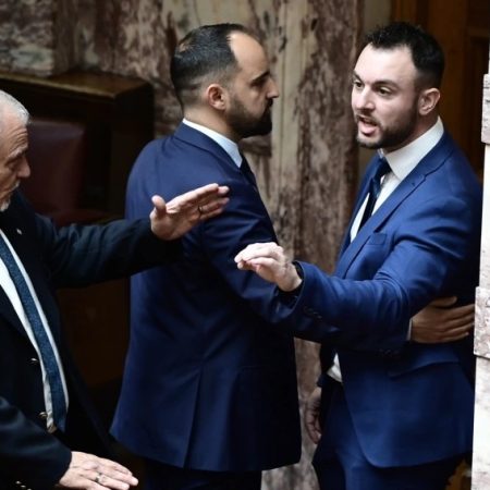 Λίγο ξύλο είπαν να παίξουν μέσα στη Βουλή ο Φλώρος με τον Γραμμένο