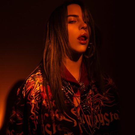 4 λόγοι να aυνaνιστείς απόψε όπως το κάνει η Billie Eilish