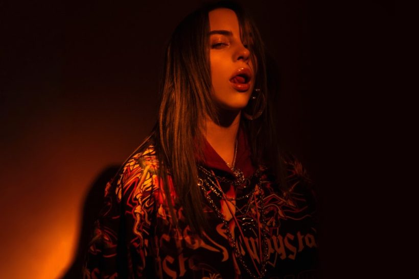 4 λόγοι να aυνaνιστείς απόψε όπως το κάνει η Billie Eilish