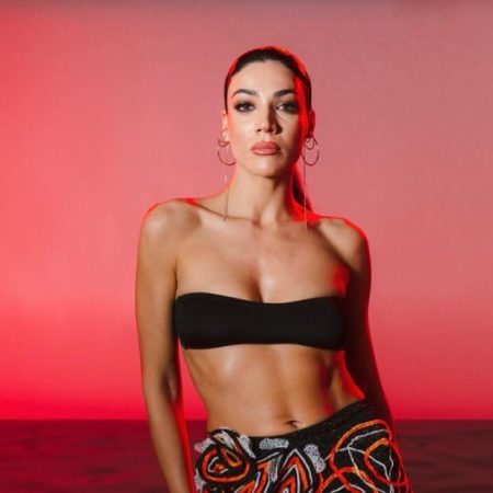 Η Ήβη Αδάμου με το «Είπες» γλεντάει όλο το ελληνικό ίντερνετ (και καλά κάνει)