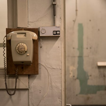 15χρονος κάλεσε το 100 για να σώσει τη μητέρα του κι εκείνη δικαιολόγησε τον θύτη