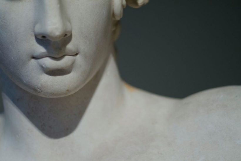 Επιτέλους μάθαμε γιατί οι αρχαίοι Έλληνες έφτιαχναν τα αγάλματα με μικρό πέ0ς