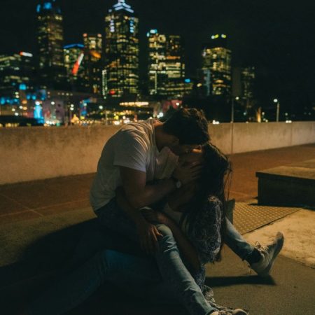 6 αγκαλιές για να έρθετε πολύ κοντά (σωματικά και συναισθηματικά)
