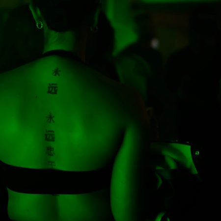 Νέο ανατριχιαστικό trend στα σόσιαλ ακολουθεί γυναίκες που βγαίνουν βράδυ