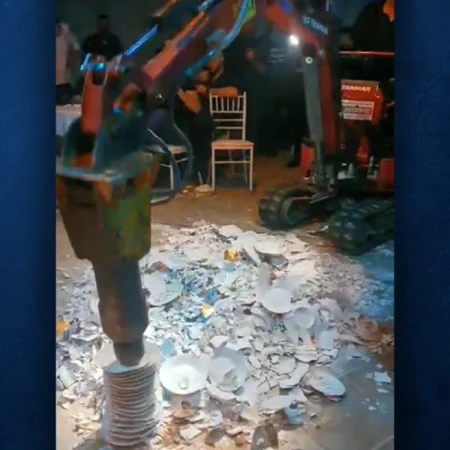 Θεούληδες έσπαγαν πιάτα σε νυχτερινό κέντρο στη Σύρο με σκαπτικό μηχάνημα