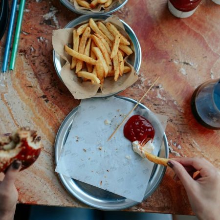 Οι ειδικοί μίλησαν: Αυτά τα 5 χαρακτηριστικά έχουμε όσοι τρώμε με τα χέρια