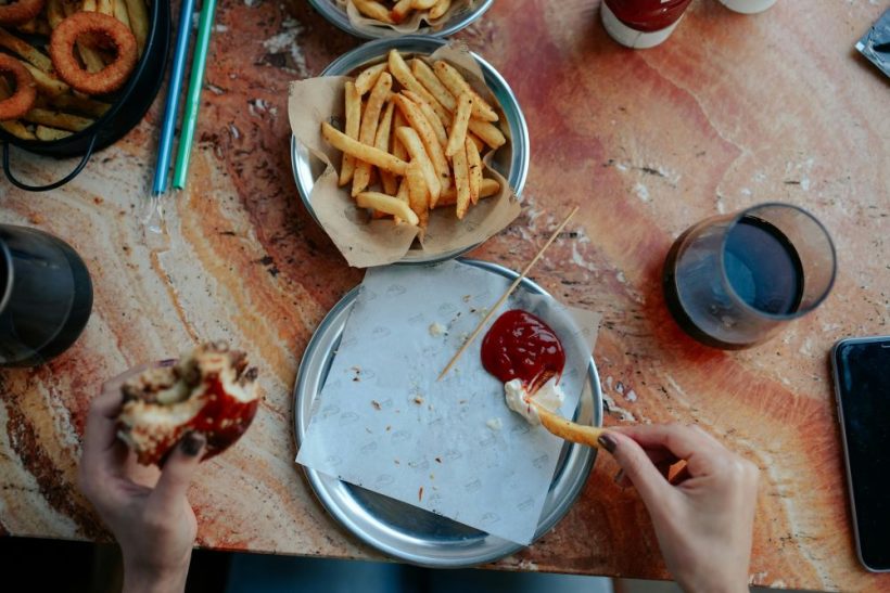 Οι ειδικοί μίλησαν: Αυτά τα 5 χαρακτηριστικά έχουμε όσοι τρώμε με τα χέρια