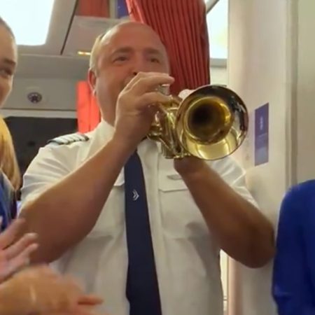 Πιλότος μέσα στη χαρά έπαιξε τον ύμνο του Ολυμπιακού στην τρομπέτα!