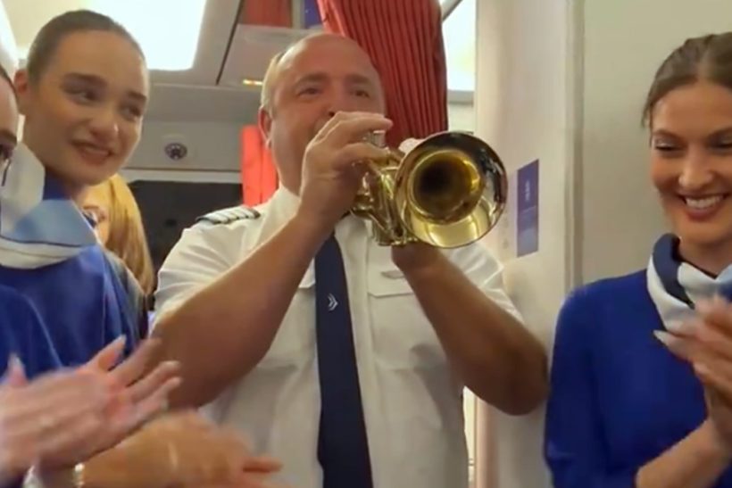 Πιλότος μέσα στη χαρά έπαιξε τον ύμνο του Ολυμπιακού στην τρομπέτα!
