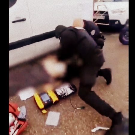 Αστυνομικοί στη Γλυφάδα σώζουν στο τσακ άντρα που παθαίνει έμφραγμα