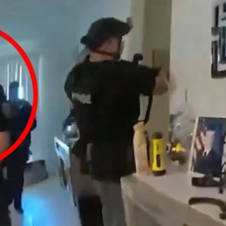 Αστυνομικοί προλαβαίνουν στο τσακ βρέφος που πυροβολeίtαι από τον πατέρα του