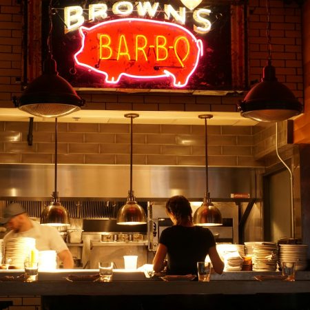 Για εκείνους που φοιτητική ζωή σημαίνει (και) «δεν μπορώ απόψε, δουλεύω»