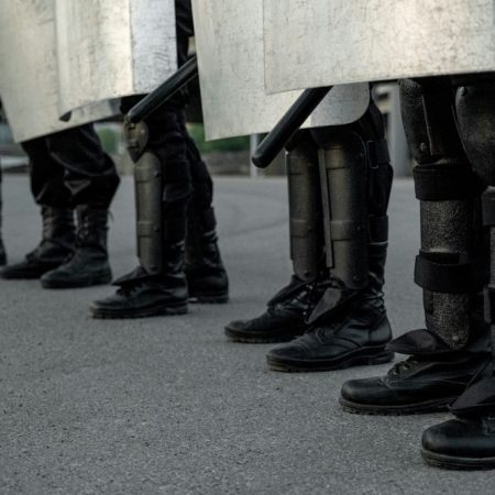 Τρομαχτικές εικόνες: Αστυνομικοί β@σανίζουν Ιταλό φοιτητή στις ΗΠΑ