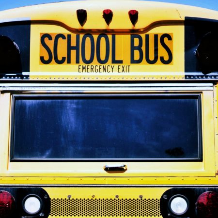 Άφαντοι οι συνοδοί που άφησαν 6 ώρες μόνο του 4,5 ετών παιδί σε σχολικό