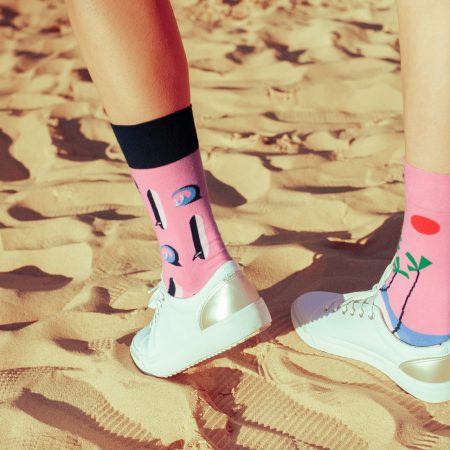 Η gez Z μας ενημερώνει πως «μόνο οι γέροι φοράνε κάλτσες μέχρι τον αστράγαλο»