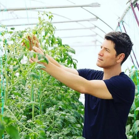 Γιατί να γιορτάσεις τη σημερινή μέρα με το παράδειγμα του Σάκη Ρουβά