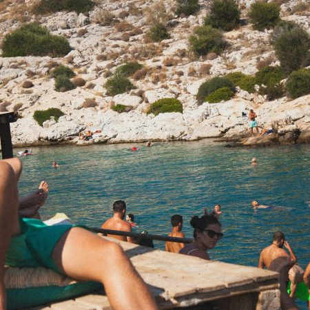 6 παραλίες κοντά στην Αθήνα για να κάνεις τα πρώτα σου μπάνια