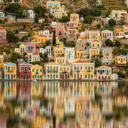 Η Σύμη τα συνδυάζει όλα: Πολύχρωμα αρχοντικά, γαλάζια νερά και καλό φαγητό