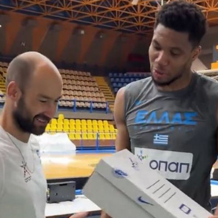 Γιάννης Αντετοκούμπο: Σαν Άγιος Βασίλης χαρίζει παπούτσια σε όλη την Εθνική