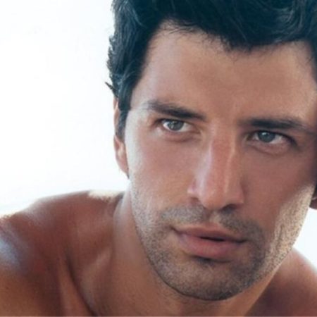 Να 'μασταν το νερό που κυλάει στο άσπρο T-shirt του Ρουβά