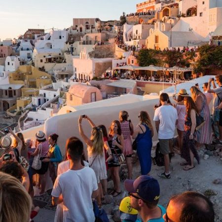 Σαντορίνη: Κάλεσαν τους ντόπιους σε lockdown λόγω έλευσης 17.000 τουριστών και μετά...ανακάλεσαν
